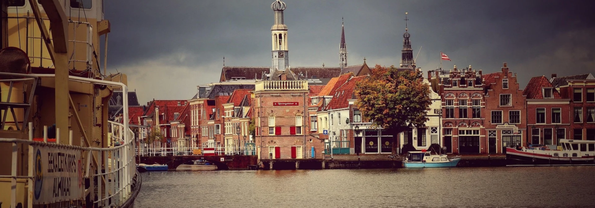 Uitzicht op grachtenpandjes en boten in Alkmaar.