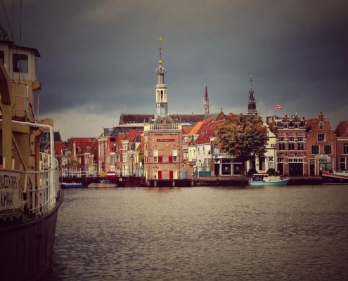 Uitzicht op grachtenpandjes en boten in Alkmaar.