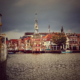 Uitzicht op grachtenpandjes en boten in Alkmaar.